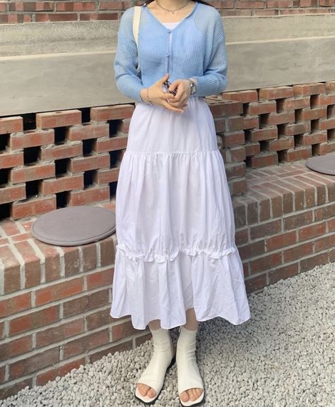 Blue And White Skirt Outfit, White Long Skirt, Long Skirt Fashion, Cute Modest Outfits, Long Skirt Outfits, Bright Fashion, Pinterest Outfits, Modest Fashion Outfits, White Skirt