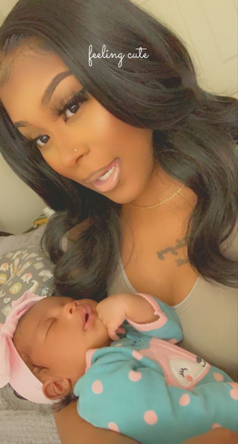 Cute Mom Pictures, Mom Goals Black, Baddie Mom, Mommy Duties, Mommy Daughter Photos, Mix Baby Girl, Mommy And Baby Pictures, Mommy And Daughter, Baby Delivery