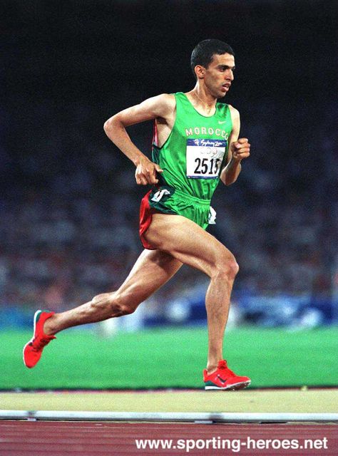 World Record holder for the mile Hicham El Guerrouj Running Injury Prevention, Ironman Triathlon Training, Running Stride, Running Pose, Running Injuries, Running Form, Ironman Triathlon, Runners High, Running Motivation