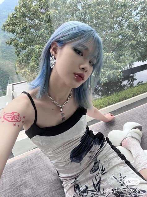 Korean Blue Hair, Hair Asian, I'm Jealous, Belle Hairstyle, Teen Fashion Outfits, Ulzzang Girl, Blue Hair, Hair Looks, Teen Fashion