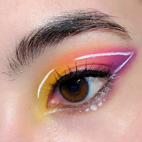 Simple But Fun Makeup Looks, Fun Eyeliner Looks Hooded Eyes, Subtle Graphic Liner, Brown Graphic Liner, Graphic Liner Tutorial, Eye Makeup Graphic Liner, Colourful Graphic Liner, Easy Graphic Liner, Colorful Graphic Eyeliner