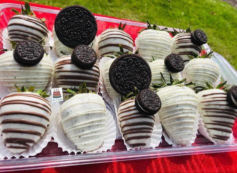 Cookies And Cream Chocolate Covered Strawberries, Cookies And Cream Covered Strawberries, Dipped Strawberries Ideas, Oreo Covered Strawberries, Oreo Chocolate Covered Strawberries, Christmas Dipped Strawberries, Oreo Strawberries, Dipped Strawberry Ideas, Strawberry Chocolate Dipped