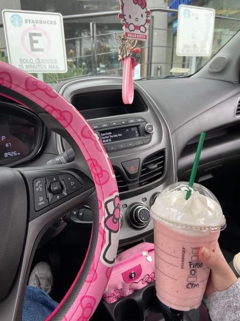 Pink Starbucks Drink, Car Decor Pink, Pink Car Decor, Y2k Cars, Hello Kitty Car Accessories, Decoracion Hello Kitty, Pink Car Accessories, Car Interior Diy, Hello Kitty Car