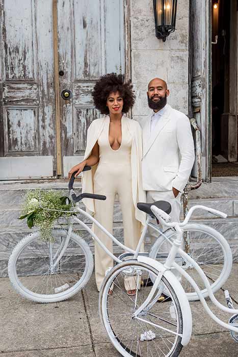 Celebrity brides who didn't wear a traditional wedding dress – from Emily Ratajkowski to Marie Chevallier - Photo 5 Solange Knowles Wedding, Solange Wedding, Famous Wedding Dresses, Celebrity Bride, Wedding Lookbook, Traditional Gowns, Celebrity Wedding Dresses, Alternative Bridal, Solange Knowles