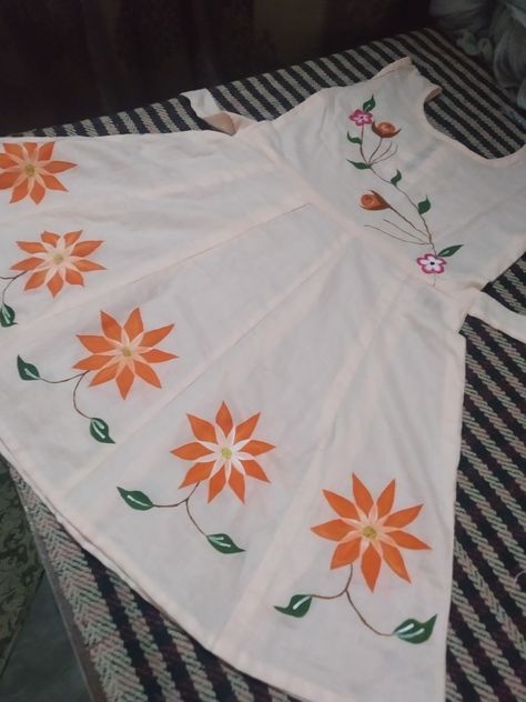 Draps Design, Applique Patchwork, Painting Dress, Flower Pattern Design Prints, Kids Frock, Frocks For Kids, India Painting, Saree Painting, Paintings Ideas