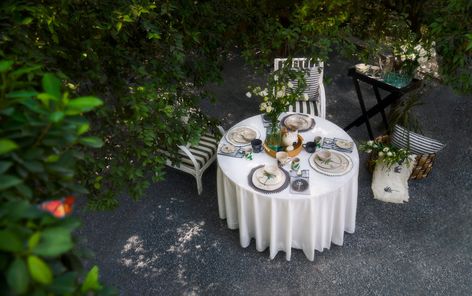 The key is layering. A beautiful wood-top table is ideal, obviously, but if yours is less easy on the eyes, just cover it with swathes of light, natural table linens. Keep it easy and playful: we picked cool, round placemats edged with stripe, soft cotton napkins, and our Ceylon stoneware layered at each place setting. Plus, always some flowers and foliage to really pull it all together. Natural Table, Round Placemats, Top Table, Place Setting, Cotton Napkins, Place Settings, Table Linens, Placemats, Stoneware