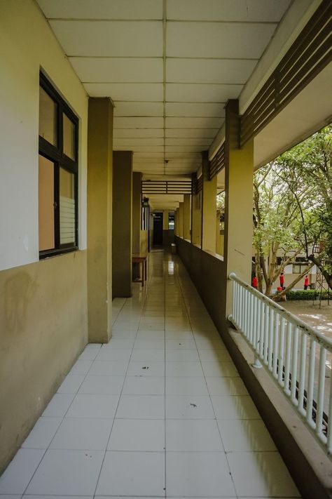 School Corridor Aesthetic, School Corridor, Manga School, Background School, School Building Design, Coffee Shake, School Hallways, Classic House Exterior, School Interior