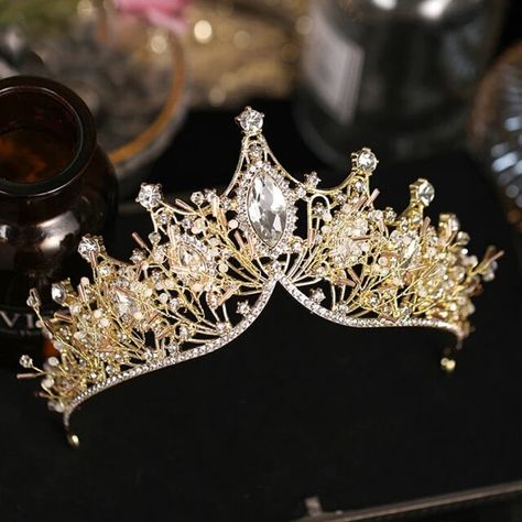 couronne doree reine Beautiful Tiaras, Headpiece Jewelry, Concept Art Drawing, Tiaras And Crowns, Rich Girl, Pretty Jewellery, Tiara, Headpiece, Ear Cuff