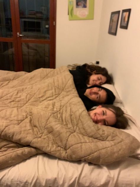 Three Roommates Aesthetic, Girls Trio Aesthetics, Lead Role Aesthetic, Besties Living Together, Sleepover 3 People, Going Out Friends Aesthetic, Going Out Friends, 2024 Vision Board Pictures Women, Hotel Room With Friends