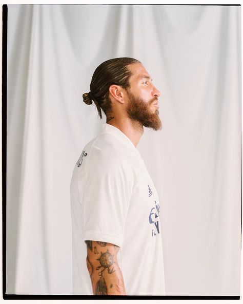 Sergio Ramos Man Bun, Sergio Ramos Haircut Long, Messi Long Hair, Sergio Ramos Long Hair, Sergio Ramos Body, Messi Crying, Ramos Haircut, Man Bun Top Knot, Streetwear Coat