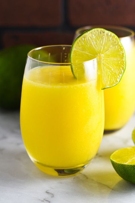 Easy Frozen Mango Daiquiri recipe. Made with frozen mangoes, this rum drink is perfect for a hot summer day. Coconut Vodka Cocktails, Mango Daiquiri Recipe, Coconut Vodka, Mango Daiquiri, Mango Cocktail, Mango Rum, Frozen Daiquiri, Easy Alcoholic Drinks, Ginger Cocktails