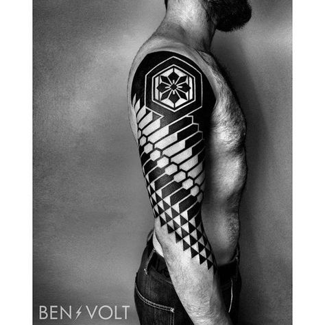 In progress. A Japanese inspired abstraction; overlapping plates and repeating rope weaving patterns of Samurai armor. Thanks for coming from Croatia and sitting like a beast, Domagoj! 3 days in a row! Ben Volt Tattoo, Shoulder Armor Tattoo, Cyberpunk Tattoo, Rope Weaving, Tattoo Japanese, Armor Tattoo, Geometric Tattoo Arm, Blackout Tattoo, Military Tattoos