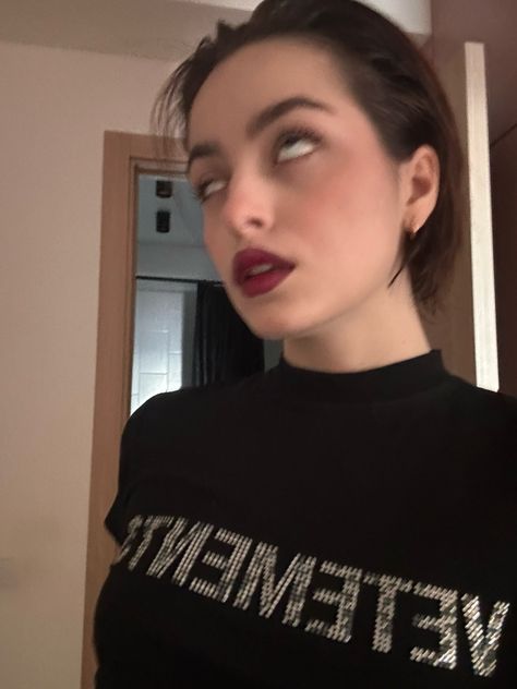 red lips purple lips short haircut selfie Short Hair Selfie, Haircut Selfie, Hair Selfie, Purple Lips, Short Haircut, Red Lips, Short Hair Cuts, Short Hair, Short Hair Styles