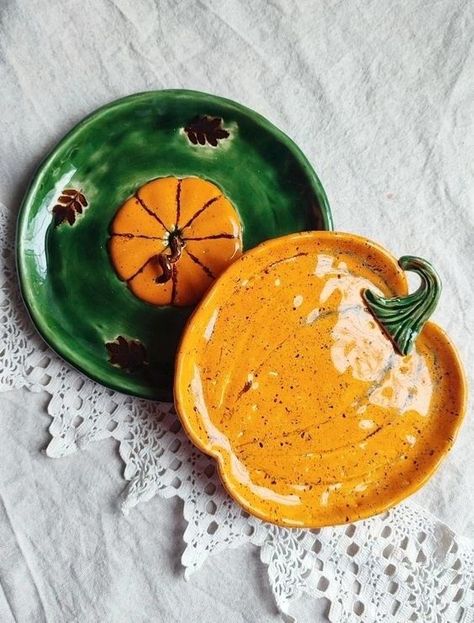 Pumpkin Ceramic Plate, Ceramic Fall Projects, Pumpkin Clay Projects, Pottery Fall Ideas, Fall Ceramics Projects, Autumn Ceramics Ideas, Fall Ceramic Ideas, Autumn Clay Ideas, Fall Pottery Ideas