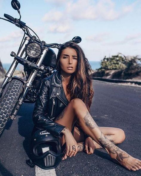 Motorcycle Photo Shoot, Nine T Bmw, Women Riding Motorcycles, Motor Balap, Chicks On Bikes, Biker Photography, Мотоциклы Cafe Racers, Biker Photoshoot, Motorcycle Photography