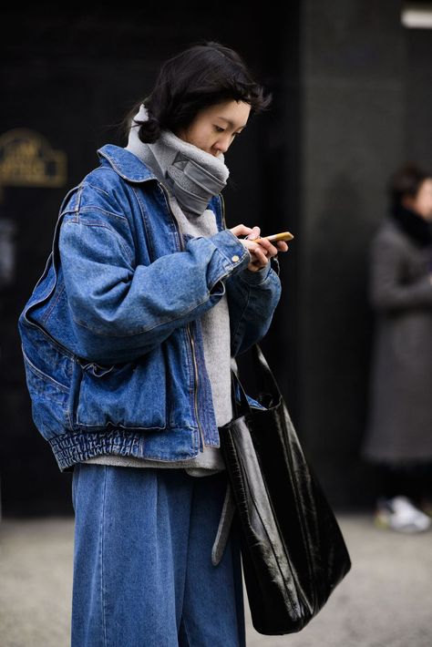 Outfits New York, Denim Street Style, New York Fashion Week Street Style, New Street Style, Denim On Denim, Street Style Trends, Jacket Outfit, The Best Street Style, Autumn Street Style