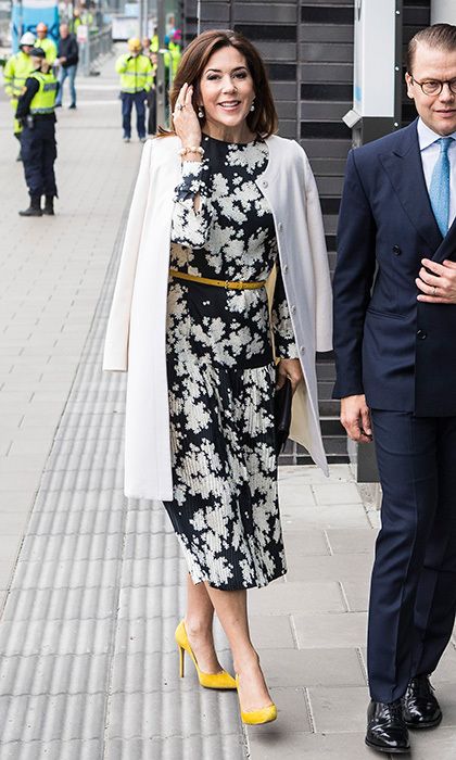 Yellow Pumps Outfit, Princess Mary Of Denmark Style, Pumps Outfit, Crown Princess Mary Of Denmark, Denmark Fashion, Princess Sofia Of Sweden, Princess Mary Of Denmark, Yellow Pumps, Print Silk Dress