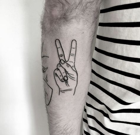 Peace Hand Sign Tattoo, Peace Sign Tattoo Hand, Peace Finger Tattoo, Peace Hand Tattoo, Hand Peace Sign Tattoo, Tattoo Accents, Peace Sign Tattoo, Amor Tattoo, Peace Sign Tattoos