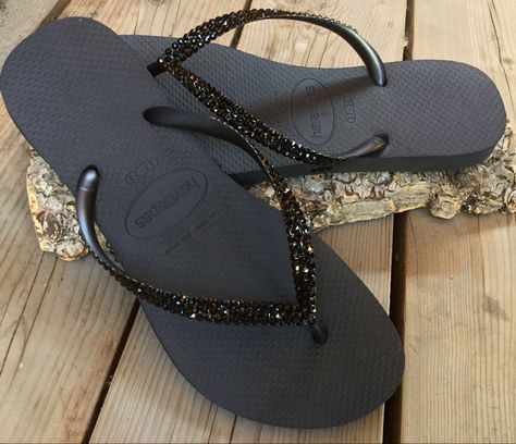 Black Havaianas, Indian Sandals, Reception Shoes, Trendy Slippers, Bling Flip Flops, Beaded Flip Flops, Crystal Sandals, Black Flip Flops, Fashion Slippers