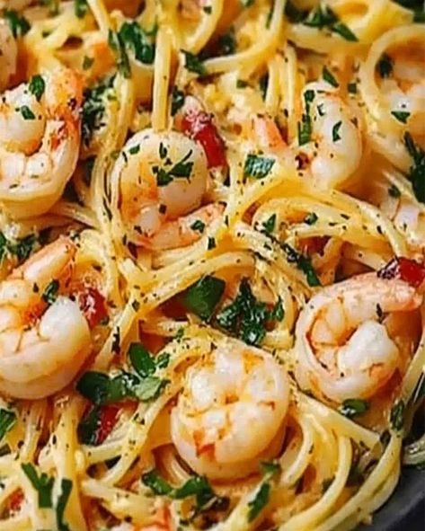 Discover how to make Garlic Butter White Wine Shrimp Pasta with juicy shrimp and fresh spinach in a rich, flavorful sauce in just 35 minutes! Seafood Linguine White Wine Sauce, Shrimp Pasta With White Wine Sauce, Lemon Garlic White Wine Shrimp Pasta, Seafood Pasta White Wine Garlic Butter, White Wine Shrimp Pasta, Shrimp Pasta Sauce, White Wine Shrimp, Seafood Pasta White Wine, White Wine Pasta Sauce