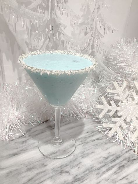 Jack Frost Martini Jack Frost Mimosas, Frostbite Martini, Blue Mojito Recipe, Jack Frost Cocktail, Peppermint Cocktail, Christmas Party Drinks, Rum Punch Recipes, Martini Ingredients, Creamy Cocktails