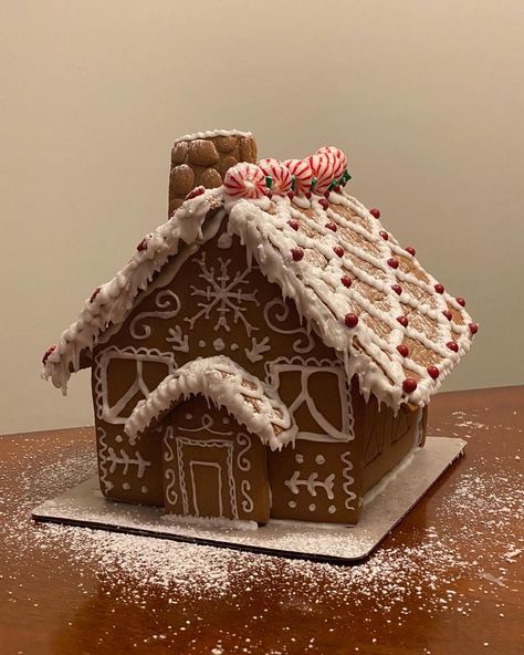 Christmas House Gingerbread, Gingerbread House Decorations Simple, Gingerbread Farmhouse Ideas, Coolest Gingerbread Houses, Gingerbread House Inspo Aesthetic, Black Gingerbread House, Gingerbread House Design Ideas, Christmas Gingerbread House Aesthetic, Ginger Bread House Aesthetic