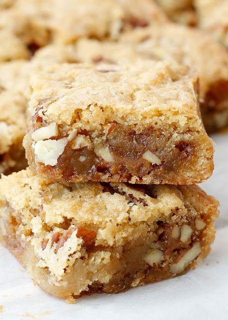 Crunchy, chewy, sweet pecans are sprinkled throughout these rich and buttery Pecan Praline Blondies. These are chewy blondies with a crisp topping! Brownies Caramel, Cake Brownie, Kolaci I Torte, Blondies Recipe, Dessert Bar Recipe, Pecan Pralines, Oreo Dessert, Cookie Bar Recipes, Yummy Sweets