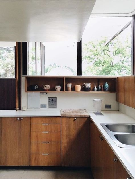 Modern Mid Century Kitchen, Rustic Kitchen Cabinets, Decor Ikea, Mid Century Modern Kitchen, Casa Vintage, Mid Century Kitchen, Simple Kitchen, Apartment Kitchen, Wood Kitchen