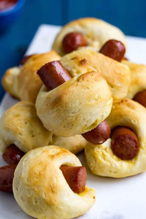 Easy Traeger Pigs in a Blanket - Grilled Biscuit Hot Dogs Blackberry Soda, Red Sangria Recipe, Meatloaf Easy, Leftover Prime Rib Recipes, Red Sangria Recipes, Smoked Meatloaf, Red Wine Sangria, Easy Taco Recipes, Wine Sangria