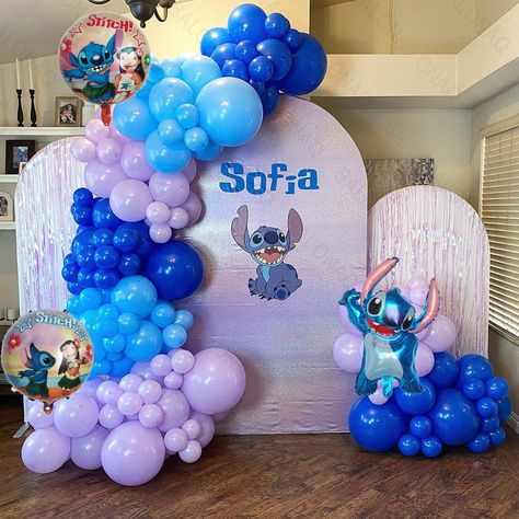 Stitch Party Theme Ideas, Stitch Birthday Centerpieces, Stitch Party Ideas Decoration, Stitch Balloon Garland, Stitch Bday Party, Lilo And Stitch Centerpieces, Lilo And Stitch Baby Shower Ideas, Stitch Baby Shower Theme, Stitch Birthday Decorations