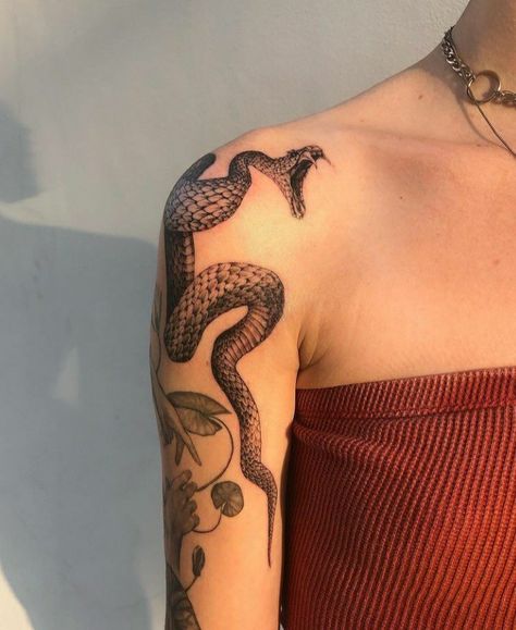 Kingsnake Tattoo, Viper Tattoo, Cute Small Tattoos With Meaning, Awesome Tattoo Ideas, Snake Tattoos, Boho Tattoos, Explore Tattoo, Awesome Tattoo, Small Tattoos With Meaning