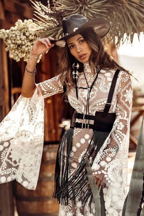 young woman in bohemian chic outfit is posing in a park What Is Boho, Rue De Seine Bridal, Skirt With Split, Look Boho Chic, Mode Hippie, Looks Country, Bohemian Bridal, Boho Chic Style, Mode Boho