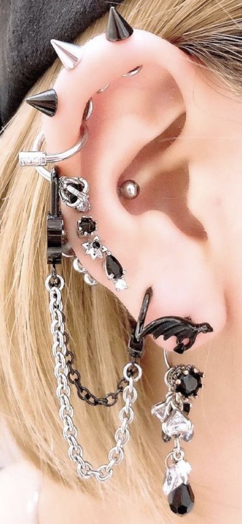 Goth Punk Tattoos, Alt Ear Piercings, Edgy Ear Piercings, Pierced Ears Aesthetic, Edgy Piercings, Piercings Alt, Ear Piercing Aesthetic, Alt Piercings, Gothic Piercings