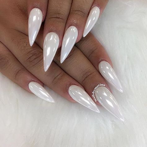 White chrome without the use of chrome pigment Acrylic Nails Natural, White Chrome Nails, Seashell Nails, Chrome Nail Art, White Glitter Nails, White Chrome, Pointed Nails, White Acrylic Nails, Stiletto Nails Designs