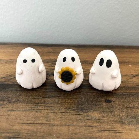 Ghost Clay Art, Clay Fall Crafts, Ghost Figurines, Ghost Ideas, Halloween Ceramics, Ghost Clay, Halloween Ghost Craft, Halloween Minis, Ghost Project