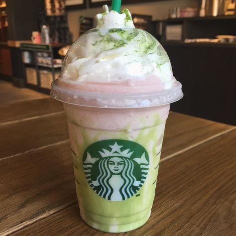 New cherry blossom frappucino is yummm! for a limited time only. It is a strawberries & creme frappe with matcha (green tea) drizzle. by kittenplans Matcha Green Tea Latte, Starbucks Diy, Green Tea Latte, Diy Drinks, Healthy Teas, Starbucks Recipes, Matcha Green, Starbucks Drinks, Matcha Latte