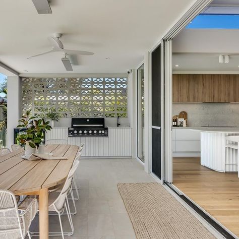 INTERIOR DESIGN | STYLING & DECORATING on Instagram: "With the long weekend coming up, who wouldn’t want to be entertaining in a space like this ☀️ 🍺 🇦🇺 #longweekendvibes Wishing you all a fun and safe long weekend where ever you are 🙌🏼 xx Designed by @fusion_pd Styling by 🙋🏽‍♀️ Kitchen by @glimpse_oz Appliances by @euro_appliances Photography by @duncanmckenziephotography #alfrescodining #entertainmentarea #summervibes #newbuild #interiordesign #interiorstyling" Alfresco Lounge Ideas, Australian Outdoor Kitchen, Entertaining Area Outdoor, Beach House Exterior Australian, Small Alfresco Ideas Australia, Small Outdoor Entertaining Area, Deck Renovation Ideas, Alfresco Ideas Australia, Backyard Entertaining Ideas