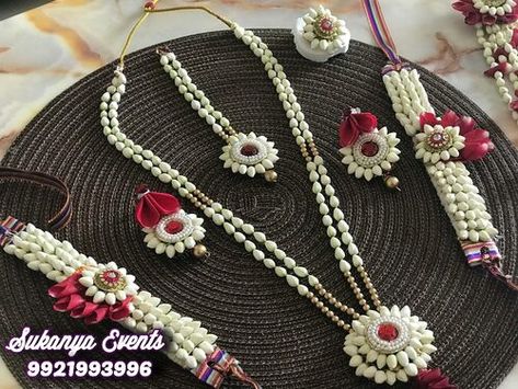 Haldi Jwellary, Original Flower Jewellery, Flower Jewelry For Haldi, Haldi Jewellery For Bride, Rose Flower Jewellery, Jewellery For Bride, Jewellery For Haldi, Dohale Jevan, Haldi Jewellery