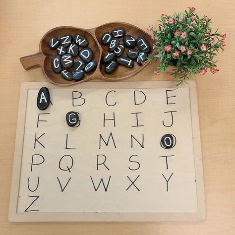 Allie (@joysofkinder) • Instagram photos and videos Literacy Provocations, Discovery Table, Prek Literacy, Reggio Emilia Approach, Reggio Inspired Classrooms, Maluchy Montessori, Reggio Classroom, Montessori Diy, Early Childhood Learning