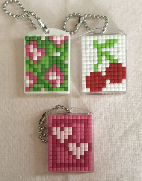 Pixel Art Keychain, To Do Planner, Seed Bead Crafts, Pony Bead Patterns, Hama Bead, Pola Kristik, Pola Sulam, Bead Charms Diy, Diy Bracelet Designs