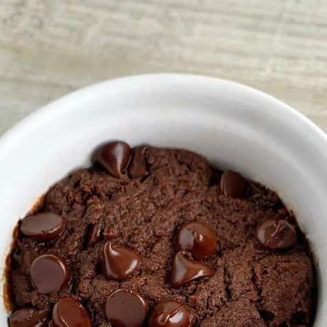 Fitwaffle Kitchen | Eloise on Instagram: "MICROWAVE MUG BROWNIE 😍 If you love chocolate brownies you gotta try this super easy microwave brownie for one! It’s super quick and easy to make and it’s so moist and chocolatey 🤤 It tastes less than 5 minutes to make and you don’t even need any eggs 🙌 Sound on for full instructions 🔉 All you need is: 1 tbsp salted butter 4 chunks (25g) dark chocolate, at least 50% cocoa 2 tbsp granulated sugar 1 tbsp milk (any), room temp 3 tbsp plain flour, heat Easy Microwave Brownie, Microwave Mug Brownie, Brownie For One, Protein Brownies Recipe, Single Serve Brownie, Protein Mug Cake, Mug Cake Recipes, Mug Brownie, Microwave Brownie