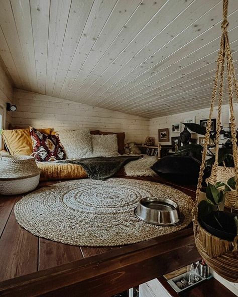 Tiny Home Couch, Chic Tiny House, Tiny Home Interior Ideas, Tiny Home Living Room, Tiny Home Interior Design, Tiny Home Interior, Tiny Home Decor, Interior 2024, House Magic