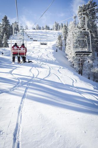 Technically, we should never complain about our warm L.A. weather (we're looking at you, polar vortex), but we are allowed to crave a bit of a winter, right? If you're ready to trade the beach for ski slopes, log cabins, and fresh mountain air, Big Bear is the place.   Located in the San Bernardino Big Bear Snow, Big Bear Trip, Big Bear Mountain, Big Bear Lake California, Big Bear California, Snowboarding Trip, Ski Vacation, Bear Mountain, Big Bear Lake