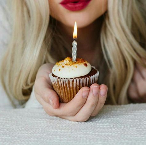 Cupcake Birthday Photoshoot, 28th Birthday Ideas, 30th Birthday Ideas For Women, 40th Bday Ideas, Cupcake Photos, Birthday Shots, Birthday Cake With Photo, 32 Birthday, Simple Birthday Decorations