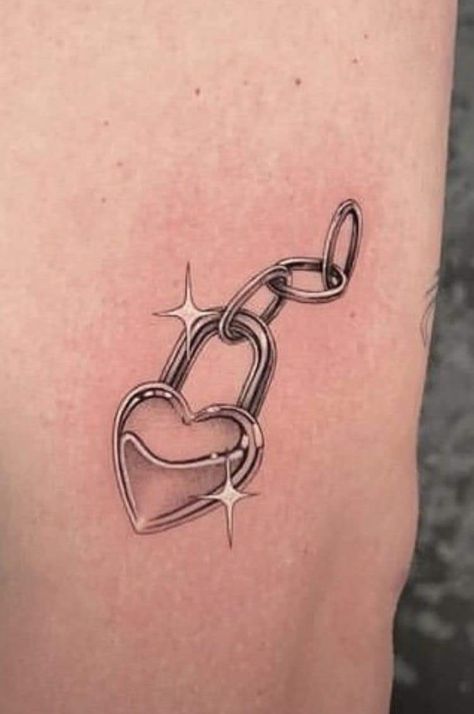 Knee Chain Tattoo, Love Is Tattoo, Flower Chain Tattoo, Chain Link Tattoo, Eli Tattoo, Daughter Tattoos For Mom, Ankh Tattoo, Bestie Tattoos, Tattoo Over Scar