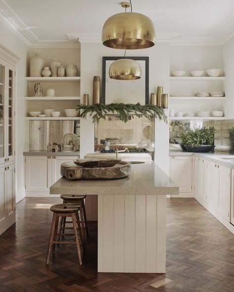 Kitchen Open Shelving, Bespoke Kitchen Cabinets, Green Tile Backsplash, Dark Wood Shelves, Neutral Kitchen, Kitchen Open, Christmas Kitchen Decor, White Shelves, Elle Decoration