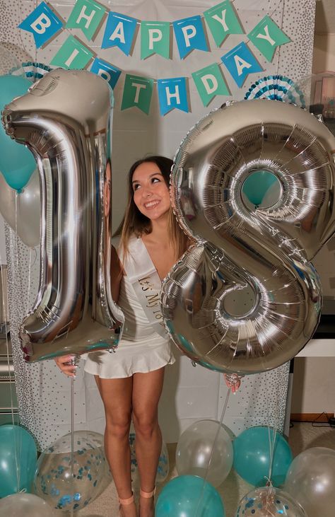 Birthday Photos With Number Balloons, Birthday Photoshoot Balloons Numbers, Photos With Number Balloons, Birthday Pictures With Number Balloons, Pictures For 18th Birthday, 18th Birthday Balloons Decoration Simple, Photos With Balloons Birthday, Birthday Picture Ideas Balloons, 18th Birthday Party Ideas Photoshoot