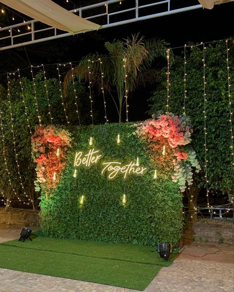 Photobooth Ideas For Engagement, Selfie Stand Decoration For Wedding, Selfie Point Ideas Wedding, Ladki Wale Wedding Props, Selfi Point Decoration For Wedding, Sangeet Selfie Booth, Indian Wedding Photo Booth Ideas, Haldi Stage Decoration Backdrops, Selfi Points Ideas