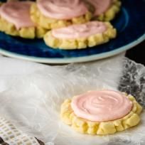 Swig Sugar Cookies Recipe Swig Sugar Cookie Recipe, Swig Cookies, Sugar Cookie Frosting Recipe, The Best Sugar Cookies, Swig Sugar Cookies, Cookie Frosting Recipe, Amish Sugar Cookies, Sugar Cookie Frosting, Soft Sugar Cookies