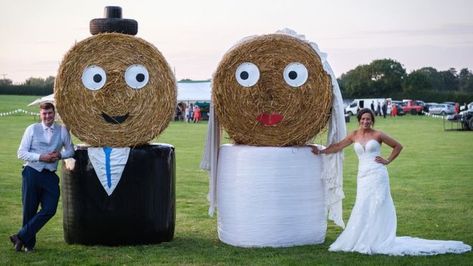 Bride And Groom Hay Bales, Hay Bale Fall Decor, Hay Bale Decorations, Tractor Wedding, Farmer Wedding, Wedding Straws, Shed Wedding, Rustic Farm Wedding, Straw Bale